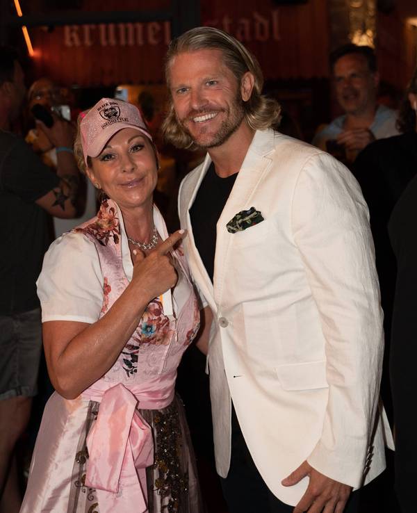 Marion Pfaff posiert mit Paul Janke für ein Foto.