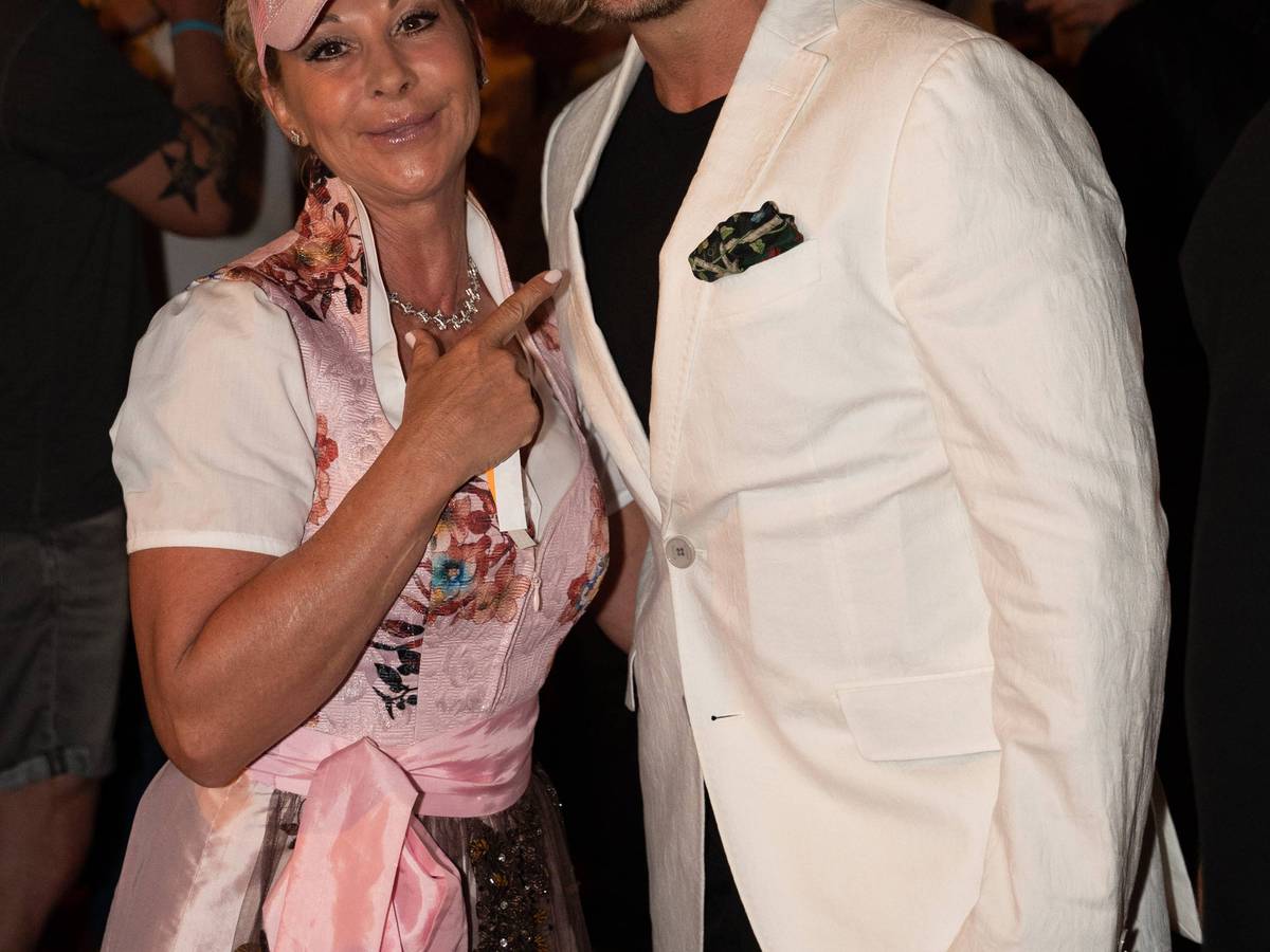 Marion Pfaff posiert mit Paul Janke für ein Foto.