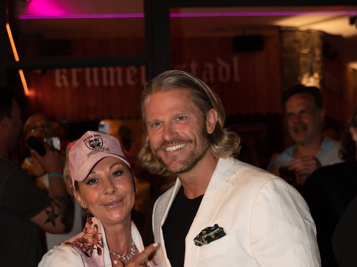 Marion Pfaff posiert mit Paul Janke für ein Foto.