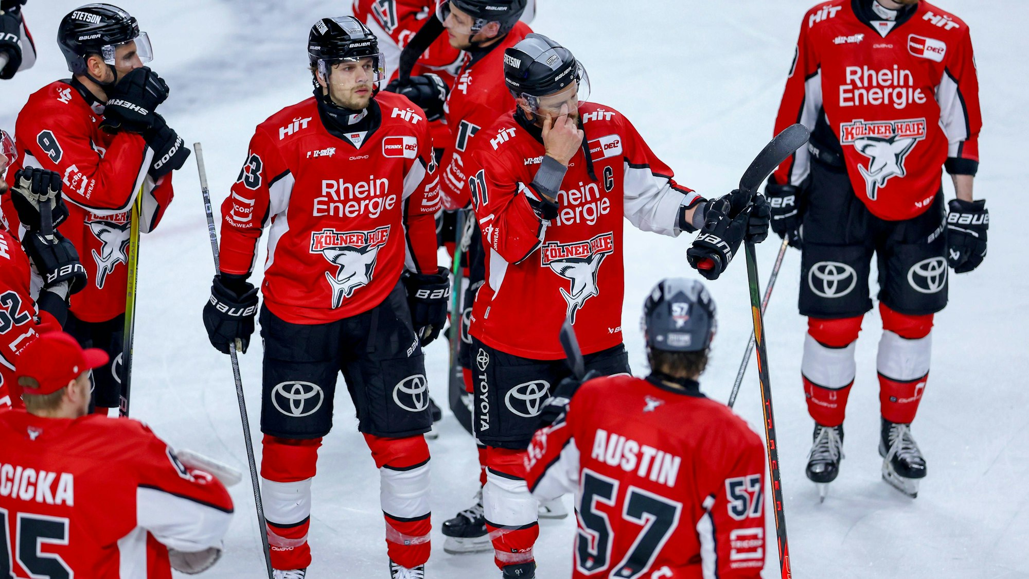 Tim Wohlgemuth (l.) und Moritz Müller wirken enttäuscht.