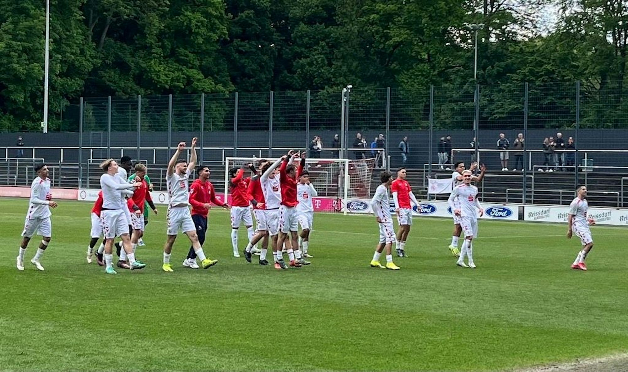 U19 des 1. FC Köln feiert Halbfinaleinzug um die Meisterschaft.