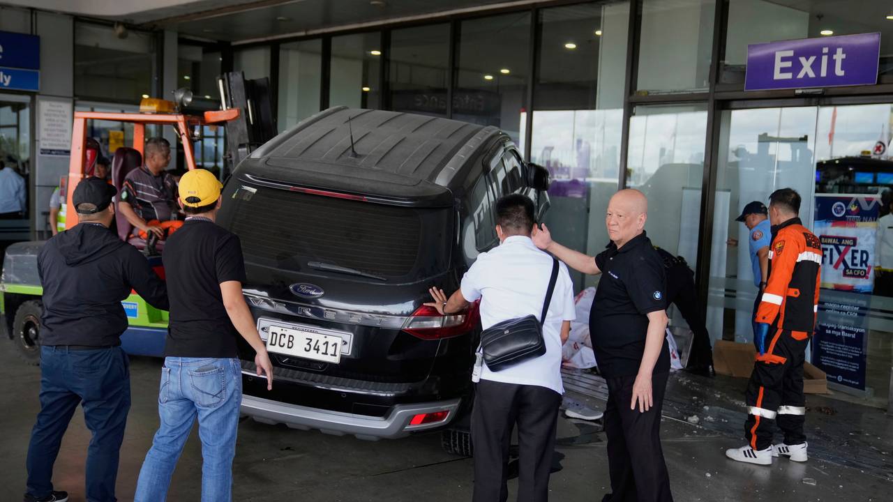 Der Geländewagen ist in den Abflugbereich des Terminals 1 des Internationalen Flughafens von Manila gefahren.