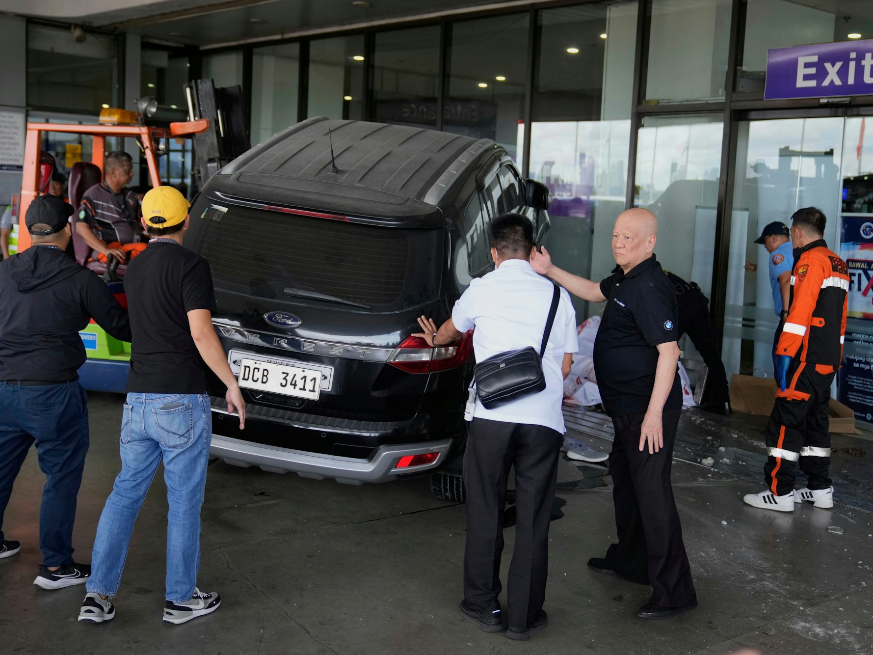 Der Geländewagen ist in den Abflugbereich des Terminals 1 des Internationalen Flughafens von Manila gefahren.