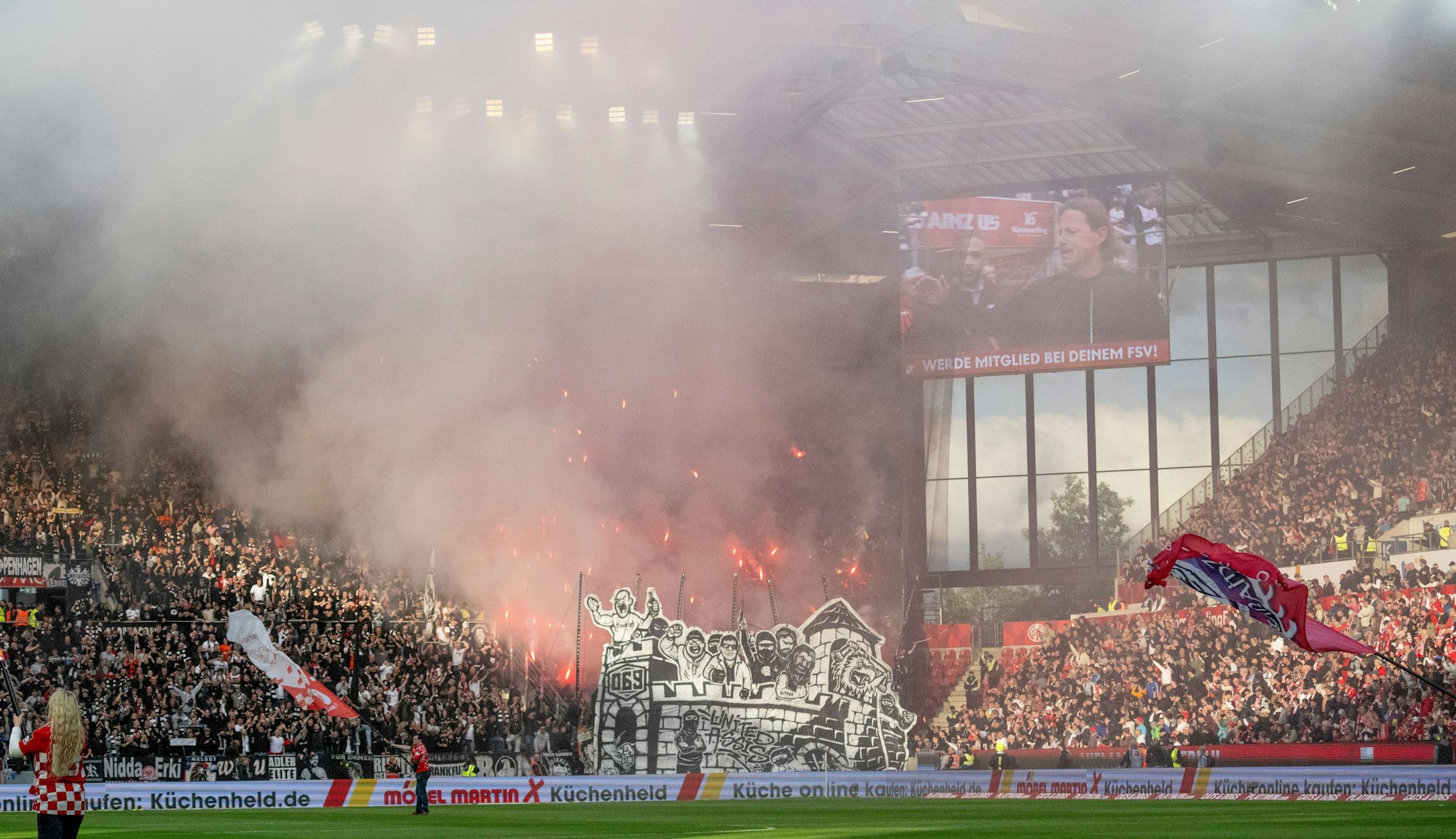 Die Fans von Eintracht Frankfurt mit einer Choreo vor dem Auswärtsspiel in Mainz.