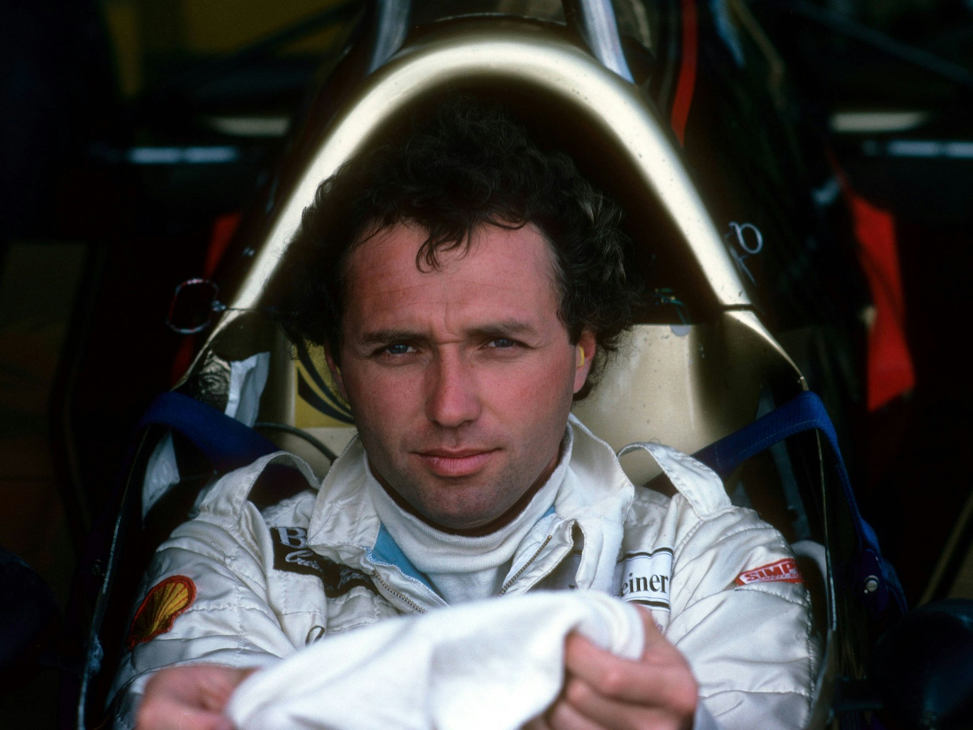 Jochen Maas sitzt in seinem Rennwagen.