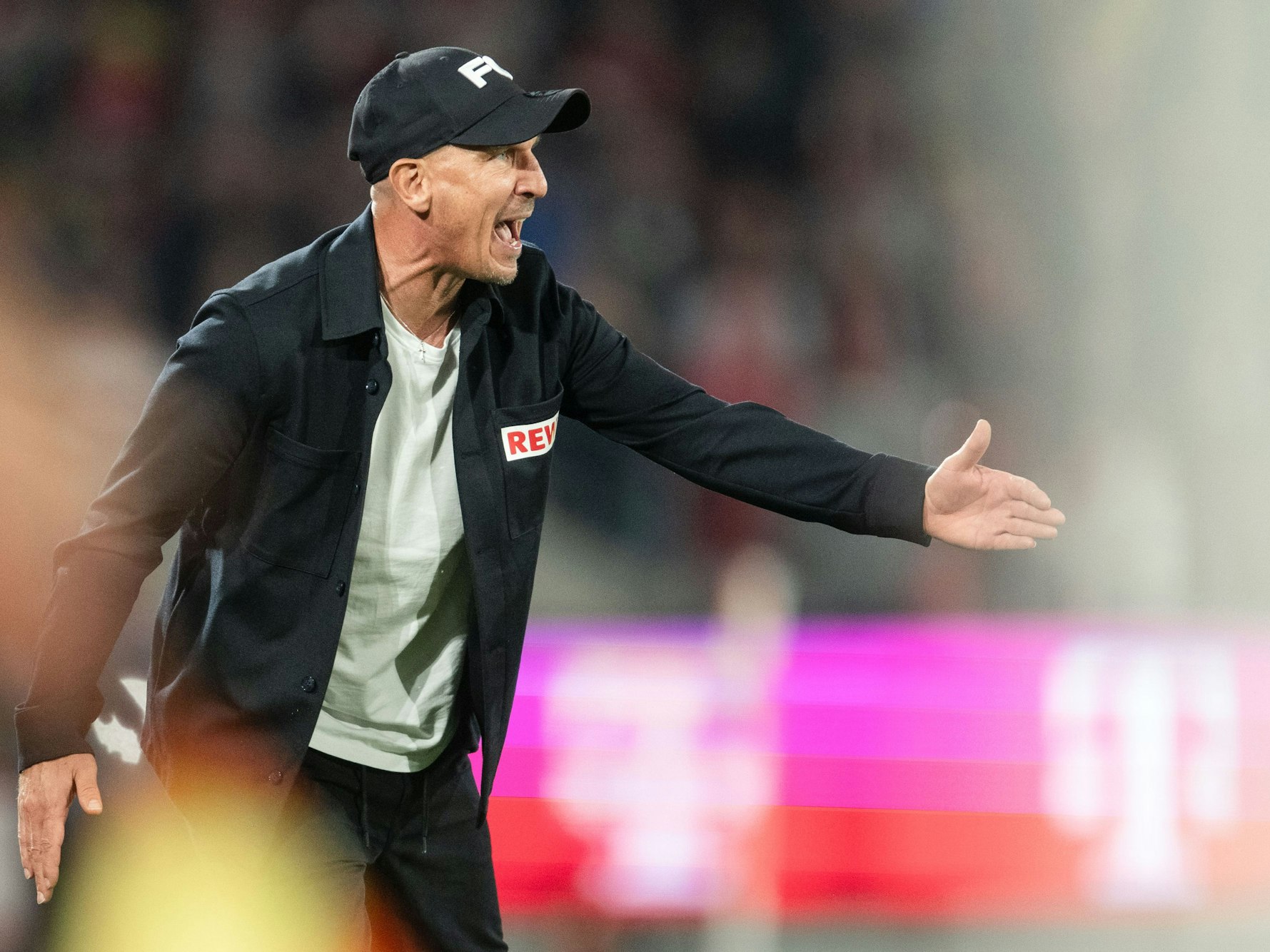 Gerhard Struber gestikuliert während des Spiels gegen Regensburg.