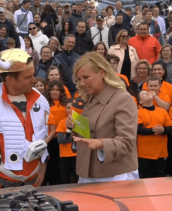 Andrea Kiewel und Lorenz Büffel am 4. Mai im ZDF-„Fernsehgarten“. Büffel erschien anlässlich des „Star Wars Day“ im X-Wing-Pilotenkostüm.