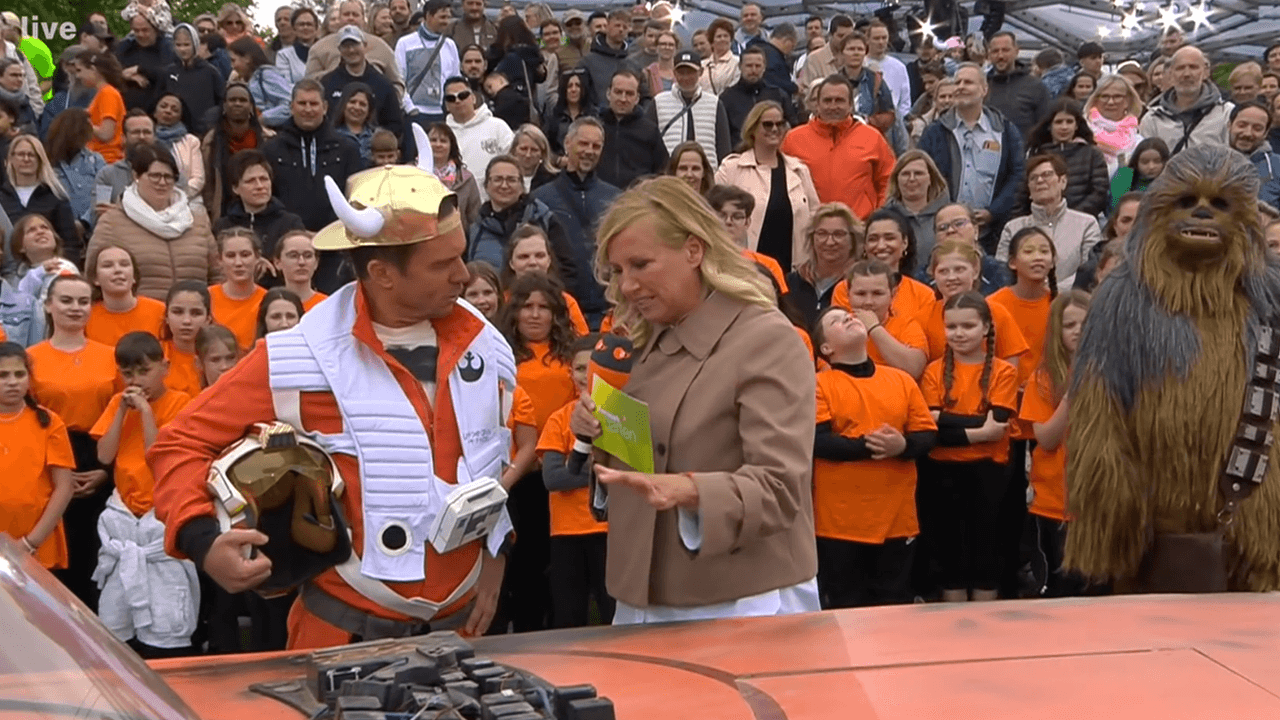 Andrea Kiewel und Lorenz Büffel am 4. Mai im ZDF-„Fernsehgarten“. Büffel erschien anlässlich des „Star Wars Day“ im X-Wing-Pilotenkostüm.