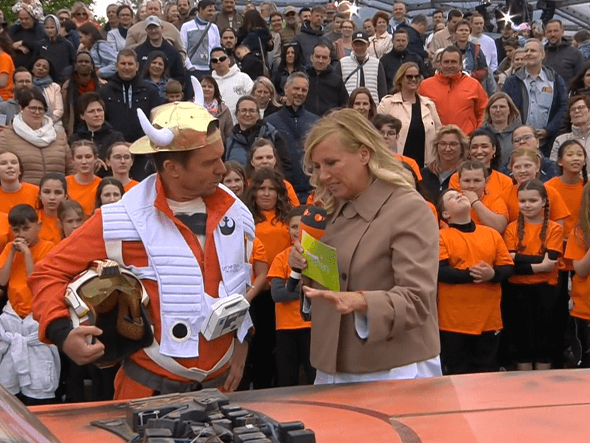 Andrea Kiewel und Lorenz Büffel am 4. Mai im ZDF-„Fernsehgarten“. Büffel erschien anlässlich des „Star Wars Day“ im X-Wing-Pilotenkostüm.