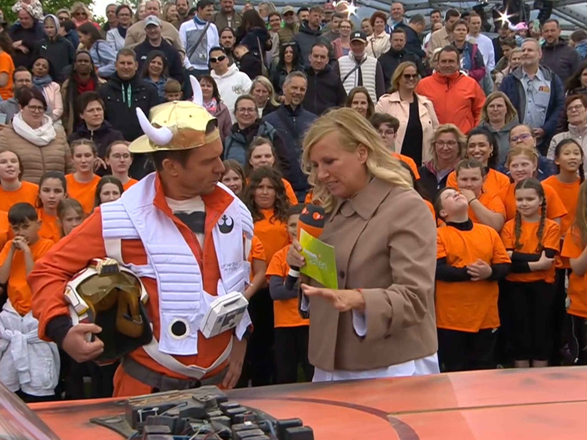 Andrea Kiewel und Lorenz Büffel am 4. Mai im ZDF-„Fernsehgarten“. Büffel erschien anlässlich des „Star Wars Day“ im X-Wing-Pilotenkostüm.