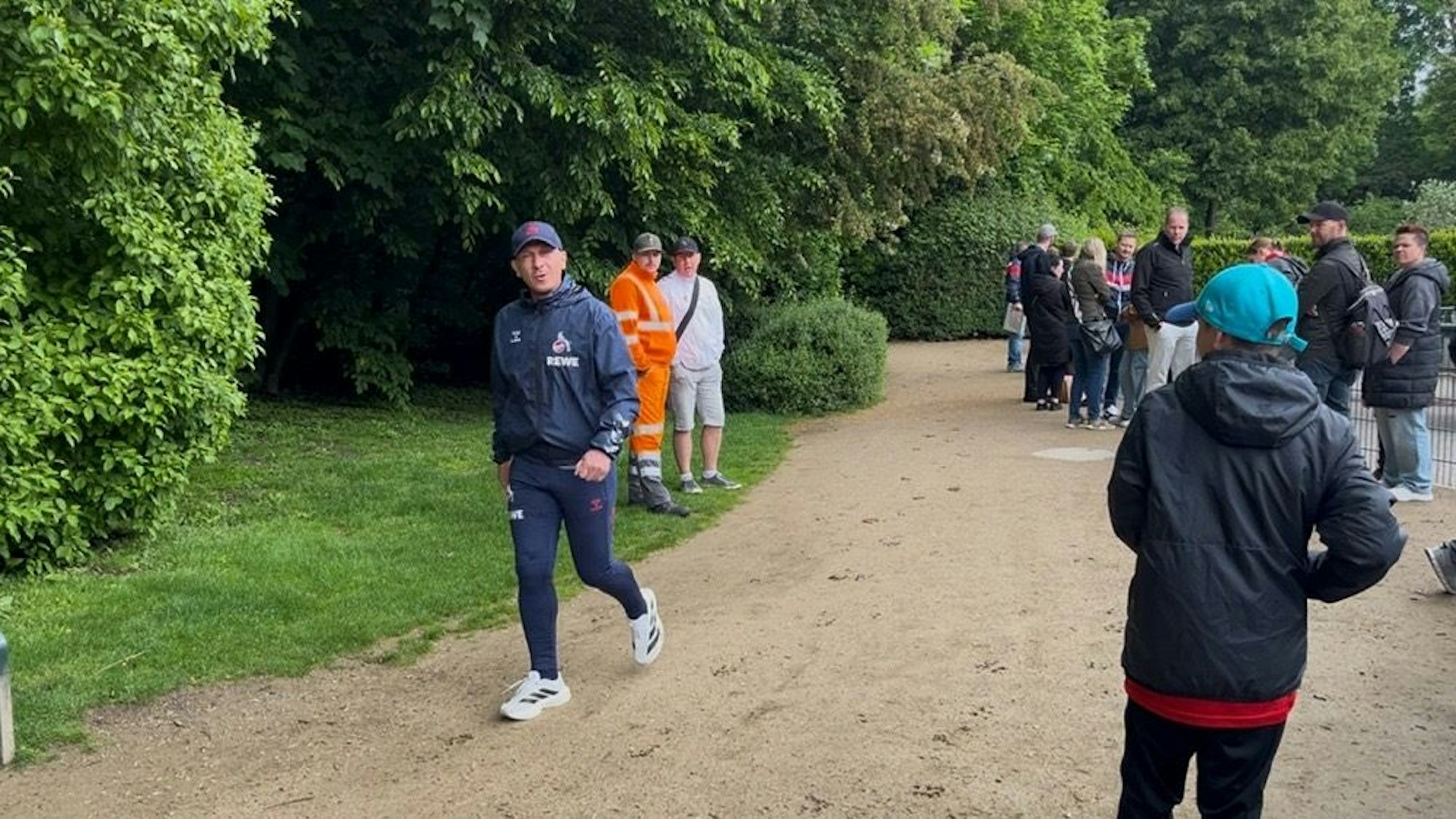 FC-Trainer Gerhard Struber auf dem Weg zum Training.