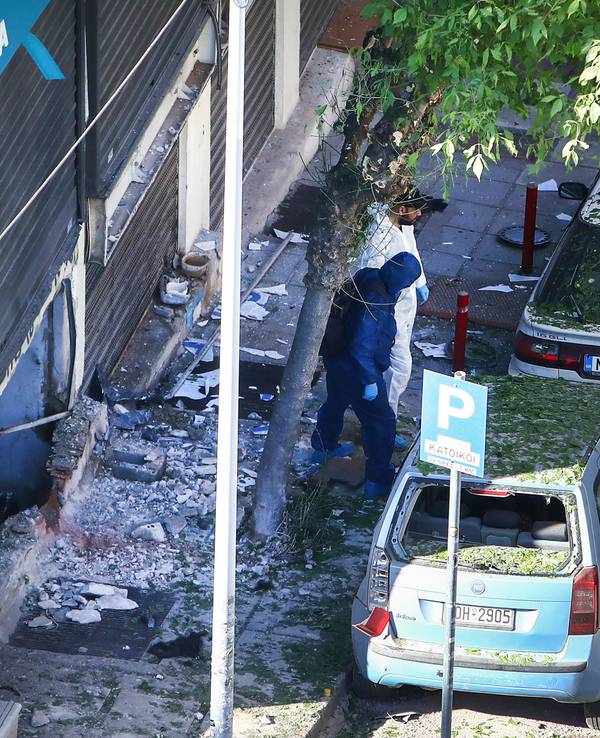 Forensische Experten der griechischen Polizei durchsuchen den Bereich, in dem eine 38-jährige Frau am frühen Samstag getötet wurde, als eine Bombe, die sie bei sich trug, vor einer Bankfiliale explodierte, so die örtliche Polizei in Thessaloniki.