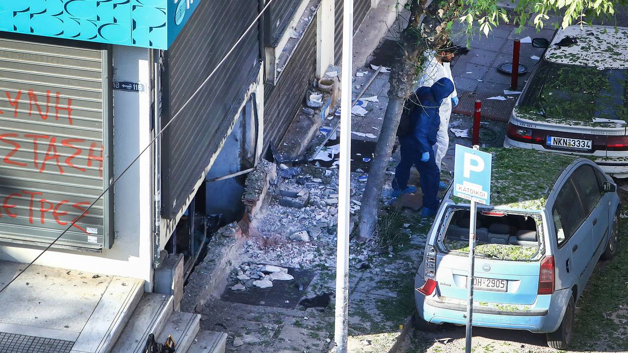 Forensische Experten der griechischen Polizei durchsuchen den Bereich, in dem eine 38-jährige Frau am frühen Samstag getötet wurde, als eine Bombe, die sie bei sich trug, vor einer Bankfiliale explodierte, so die örtliche Polizei in Thessaloniki.