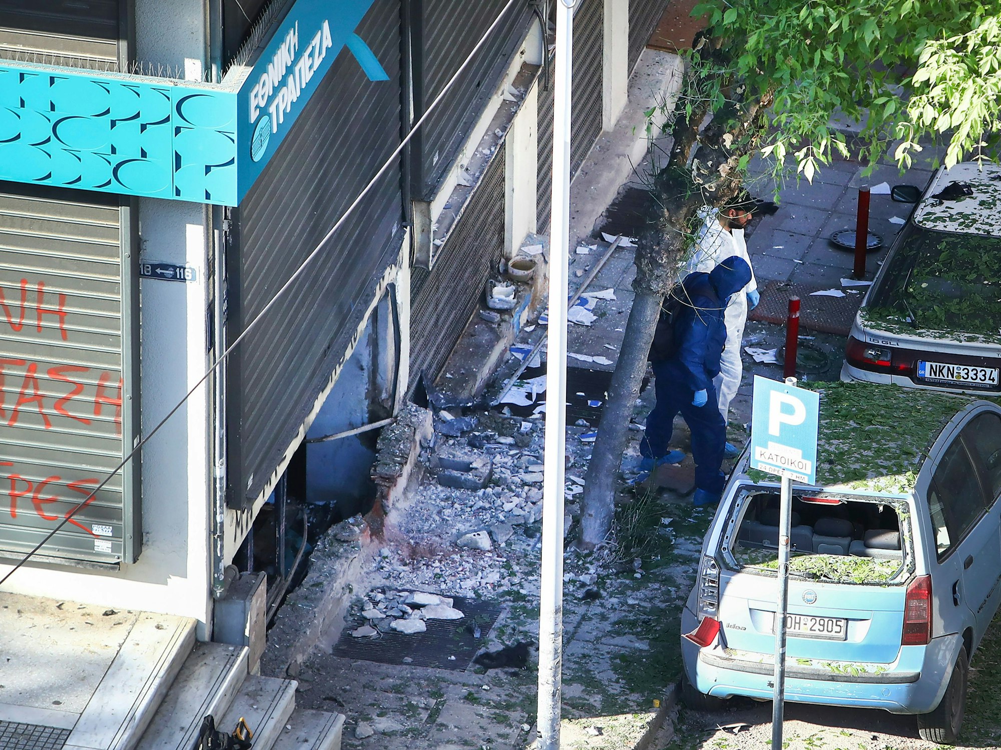 Forensische Experten der griechischen Polizei durchsuchen den Bereich, in dem eine 38-jährige Frau am frühen Samstag getötet wurde, als eine Bombe, die sie bei sich trug, vor einer Bankfiliale explodierte, so die örtliche Polizei in Thessaloniki.