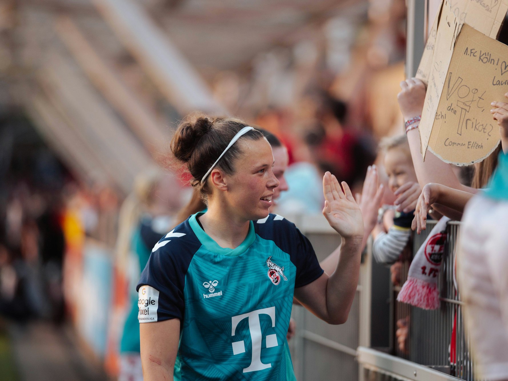 Nicole Billa schlägt mit Fans ab.