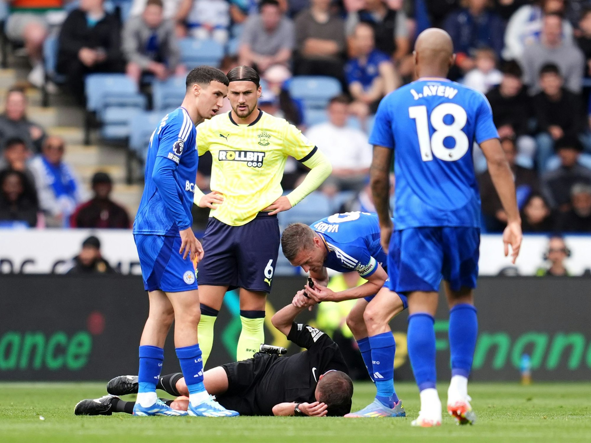Schiedsrichter David Webb (M.) ist nach einem Zusammenstoß mit Jordan Ayew (r.) von Leicester City verletzt, und Jamie Vardy (2.v.r) pfeift das Spiel während des Premier-League-Spiels im King Power Stadium in Leicester ab.