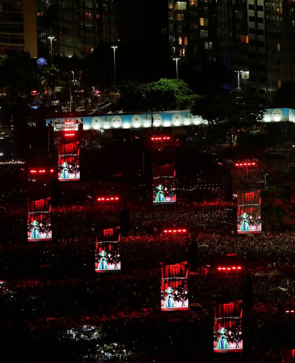 Fans drängen sich am Strand der Copacabana, um das kostenlose Konzert von Lady Gaga in Rio de Janeiro zu sehen.