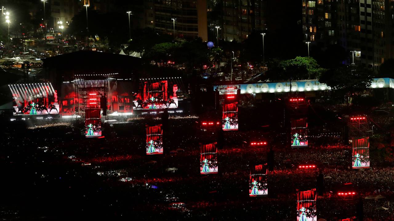 Fans drängen sich am Strand der Copacabana, um das kostenlose Konzert von Lady Gaga in Rio de Janeiro zu sehen.
