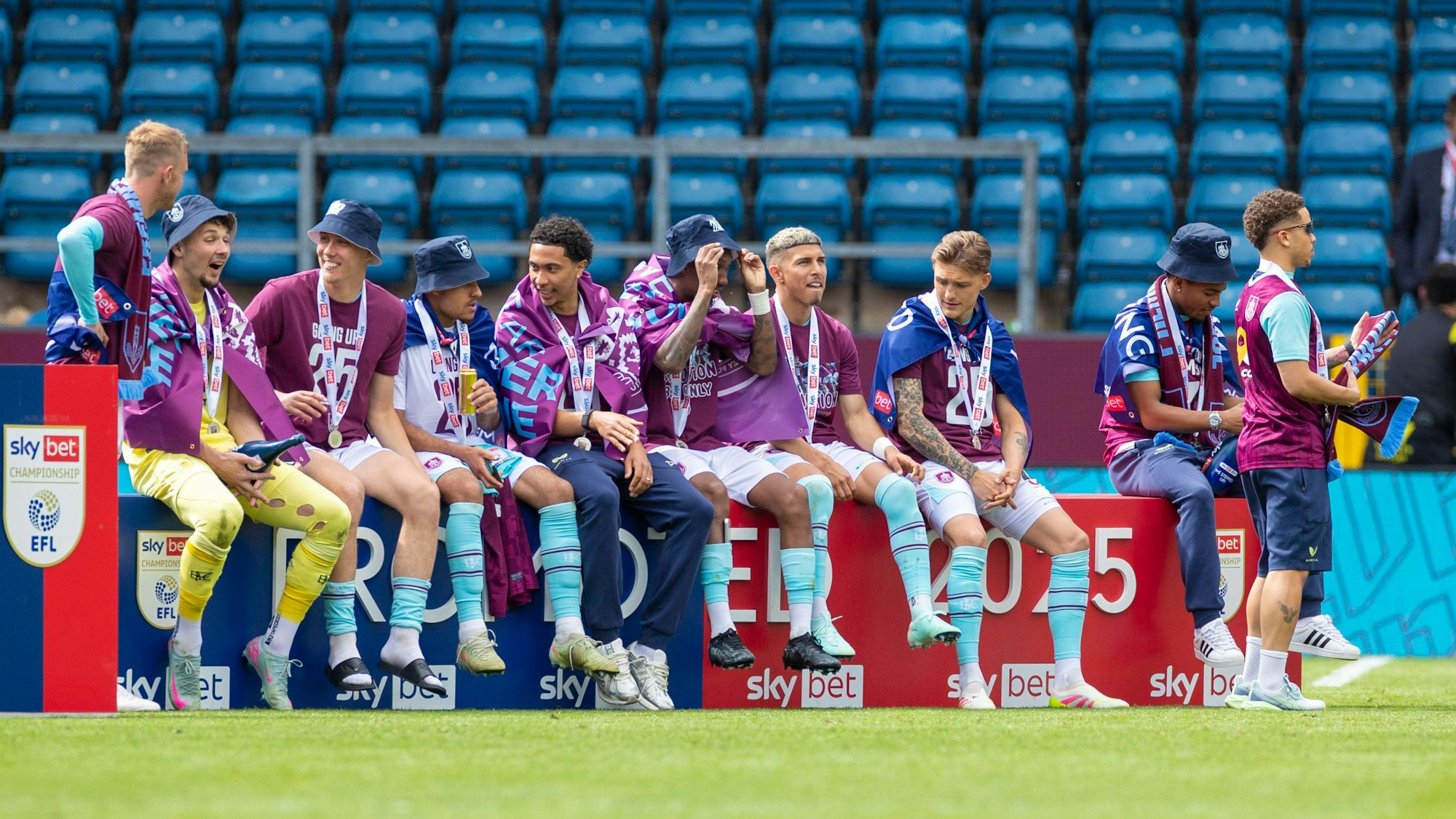 Die Spieler des FC Burnley im Stadion bei der Meisterfeier.