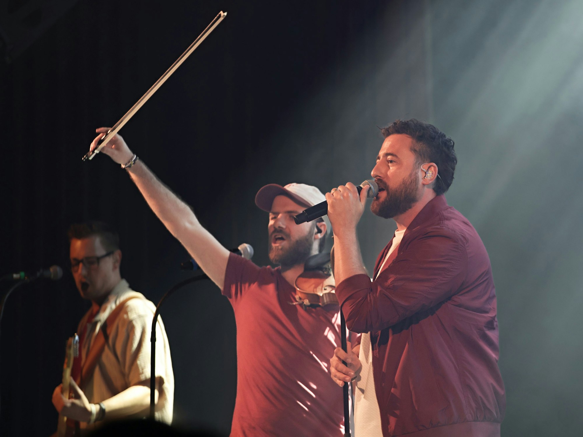 Benni Landmann und Nico „Nikkes“ von Styp auf der Bühne.