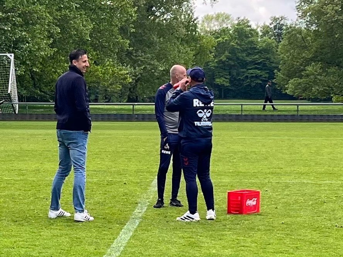 Christian Keller mit Co-Trainer Thomas Hickersberger und Gerhard Struber auf dem Trainingsplatz.