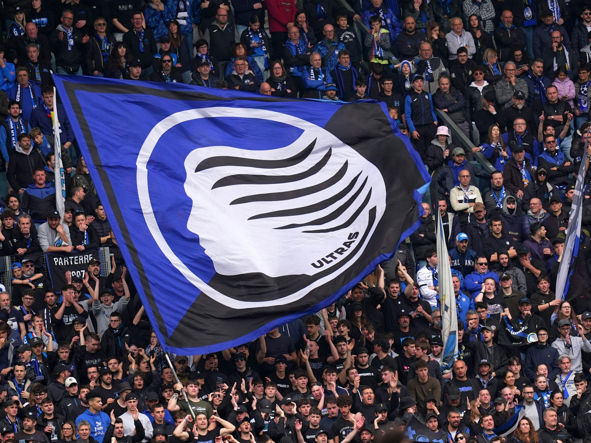 Ultras von Atalanta Bergamo schwenken eine Fahne.
