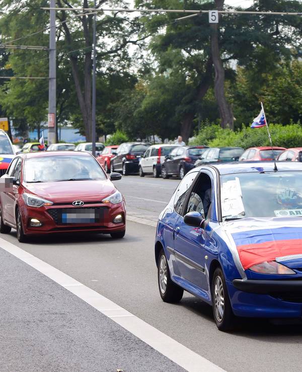 Autos fahren auf einer Straße.