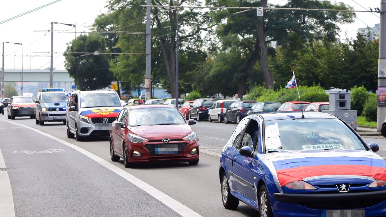 Autos fahren auf einer Straße.