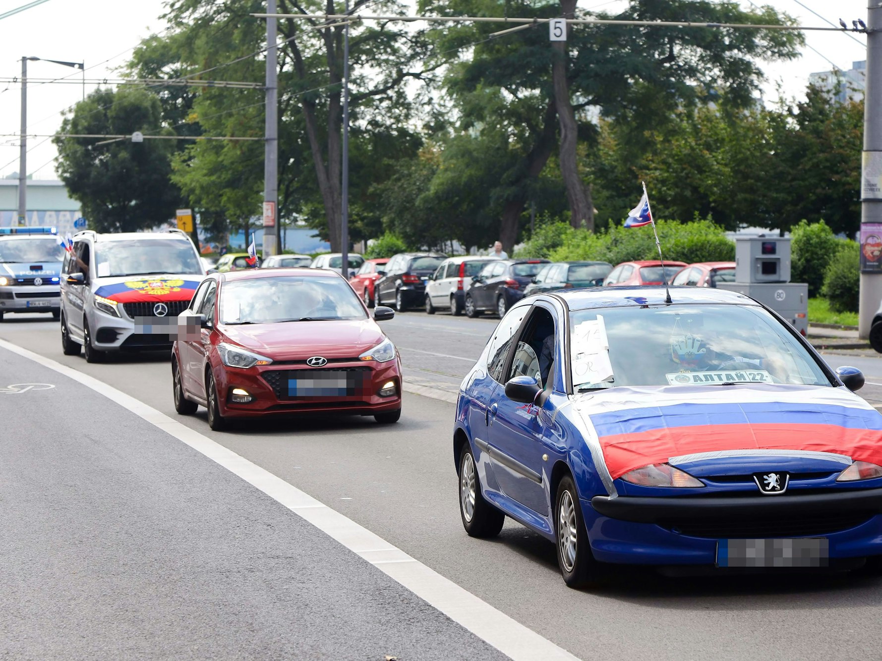 Autos fahren auf einer Straße.