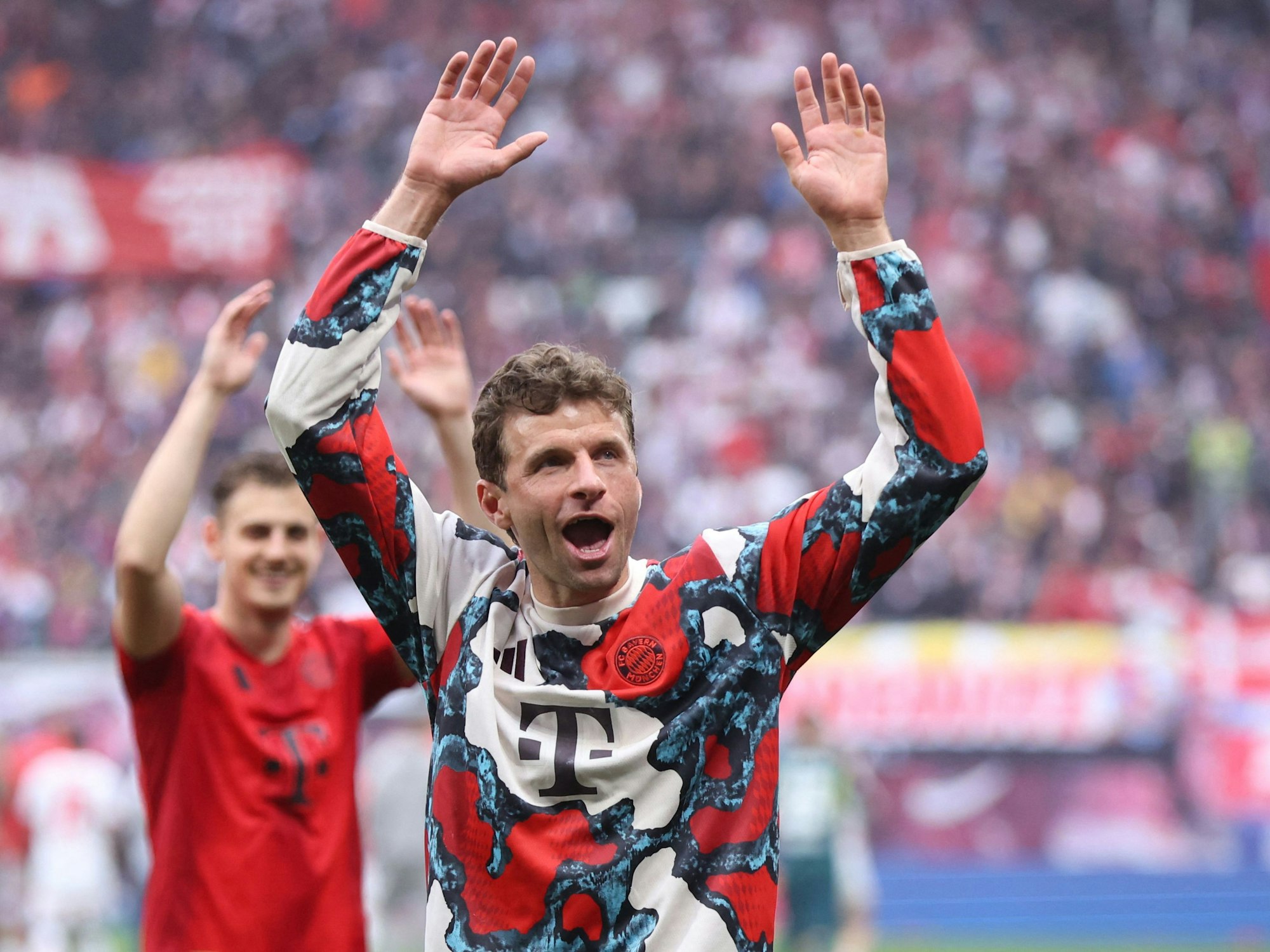 Thomas Müller jubelt mit den Fans.
