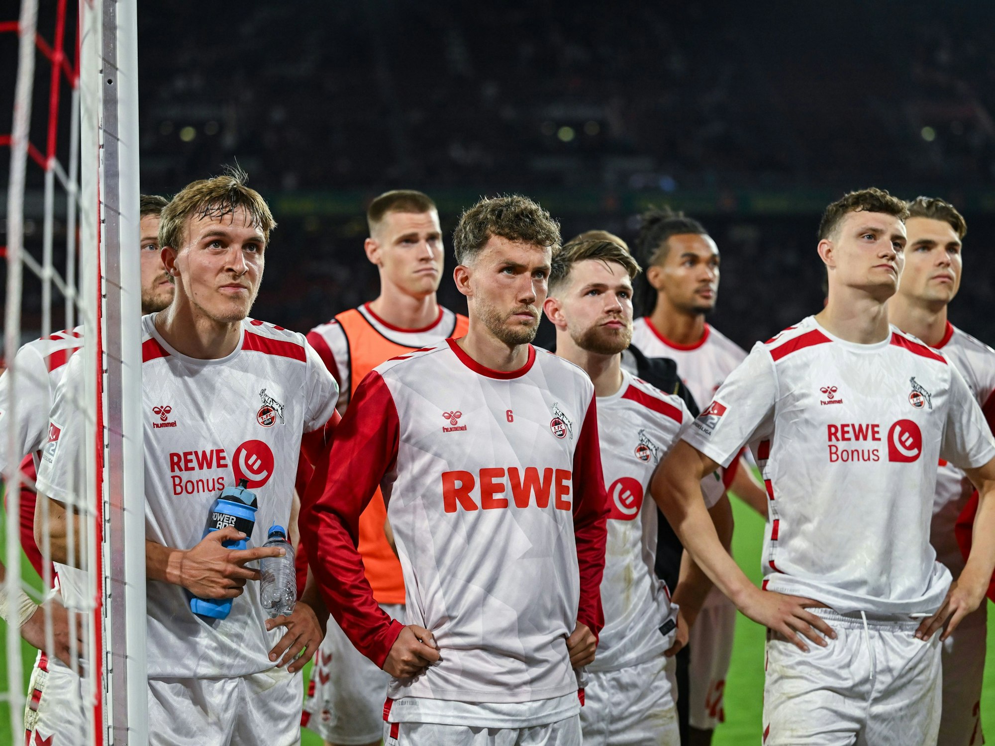 Die Spieler des 1. FC Köln mussten nach dem 1:1 gegen Regensburg zum Rapport bei den Fans.