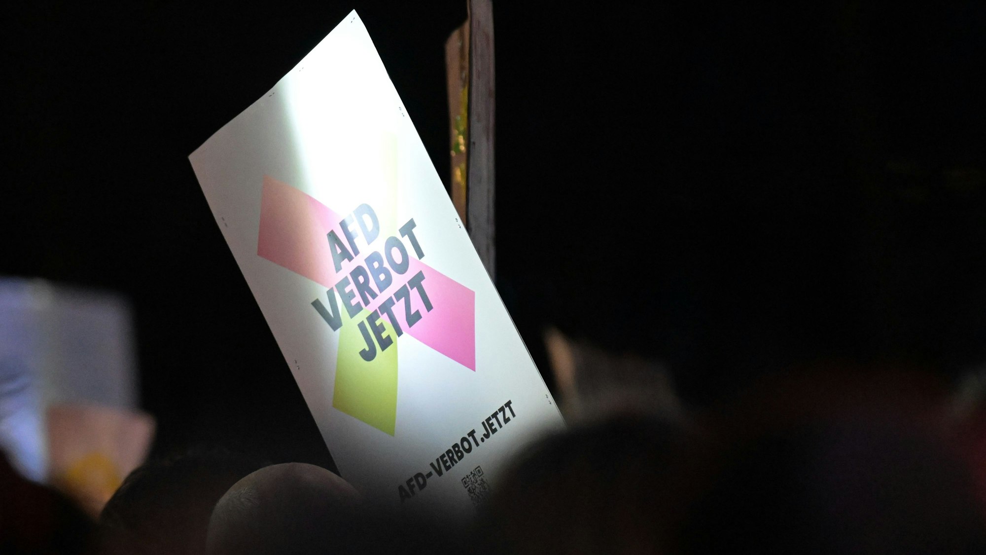 AfD Verbot jetzt steht auf einem Schild auf der Demonstration ‚Lichtermeer gegen den Rechtsruck‘ am Brandenburger Tor. (Symbolbild)