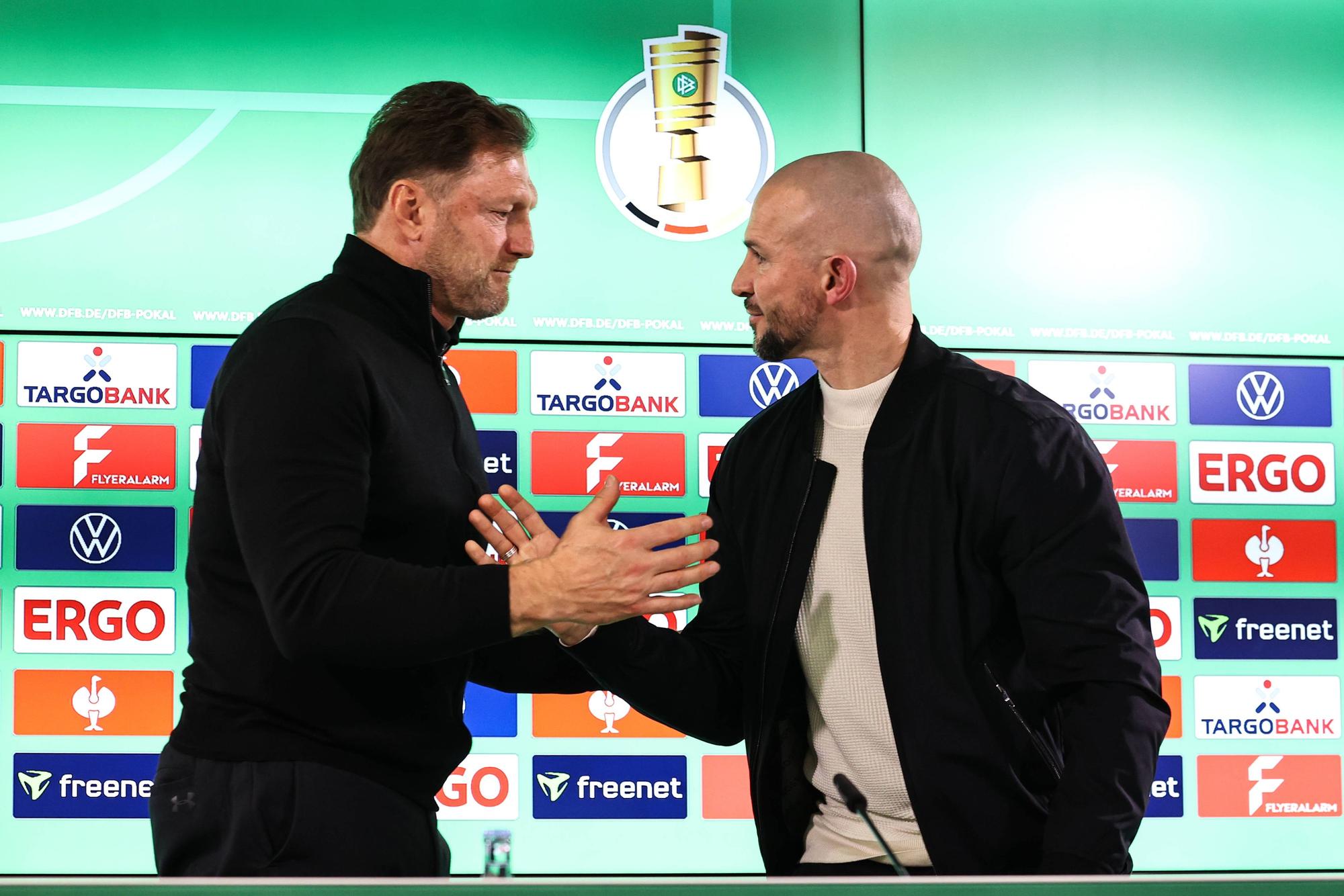 VfL-Coach Ralph Hasenhüttl und Hoffenheim-Coach Christian Ilzer beim Handschlag.