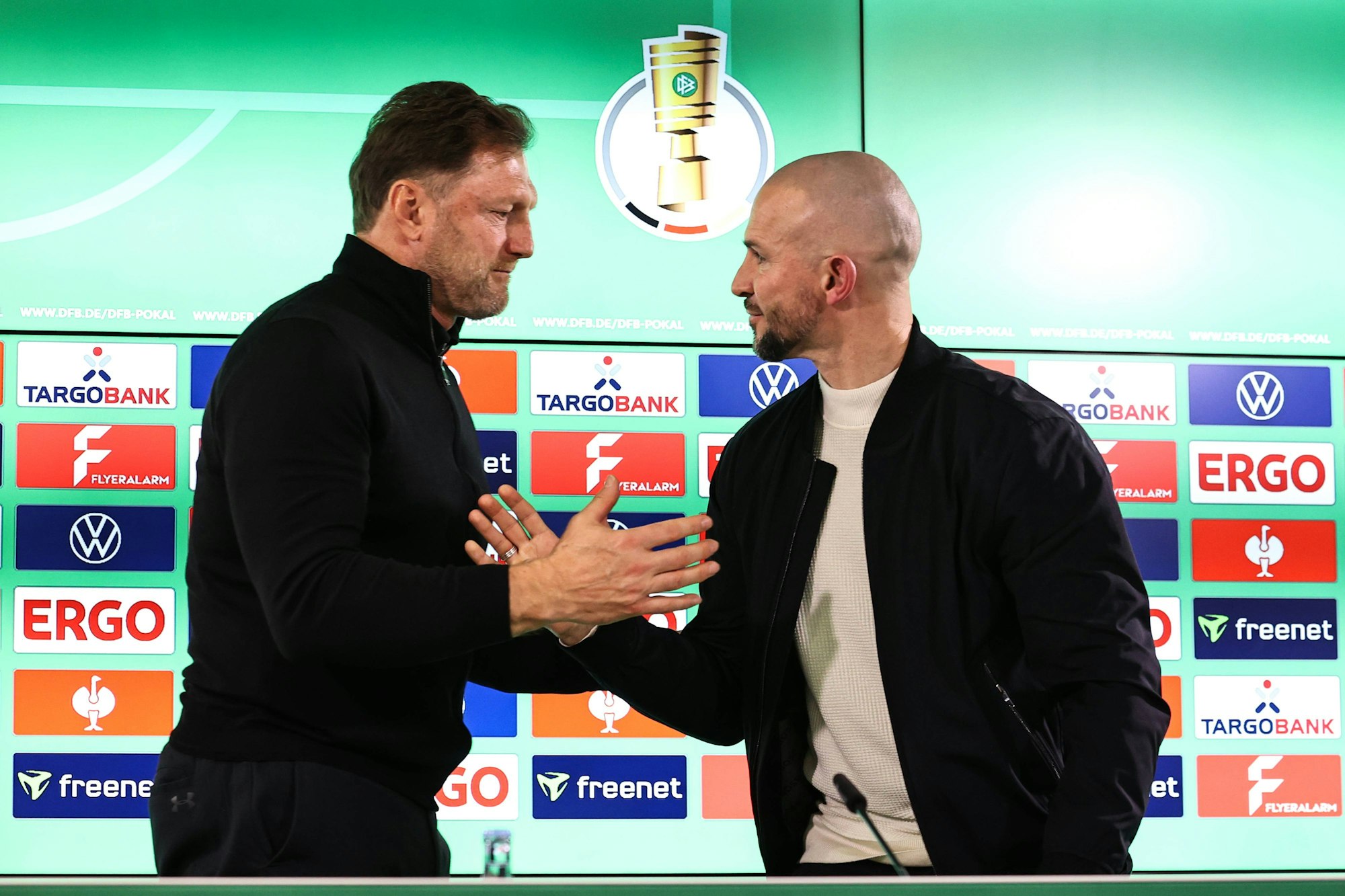 VfL-Coach Ralph Hasenhüttl und Hoffenheim-Coach Christian Ilzer beim Handschlag.