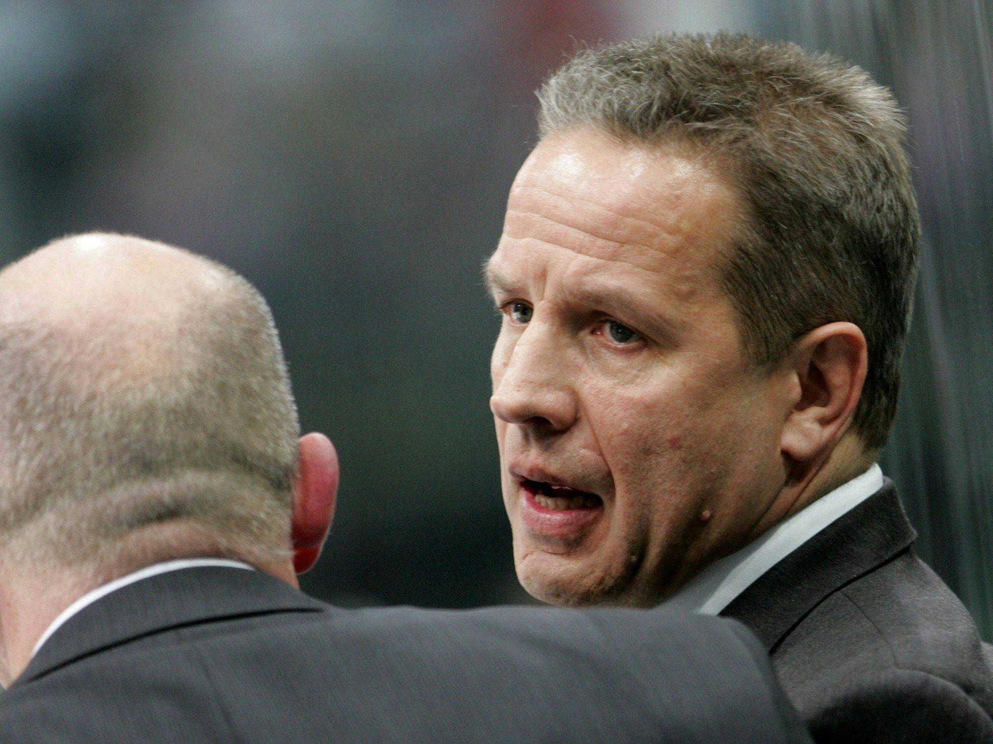 Rich Chernomaz spricht mit seinem Assistenten.