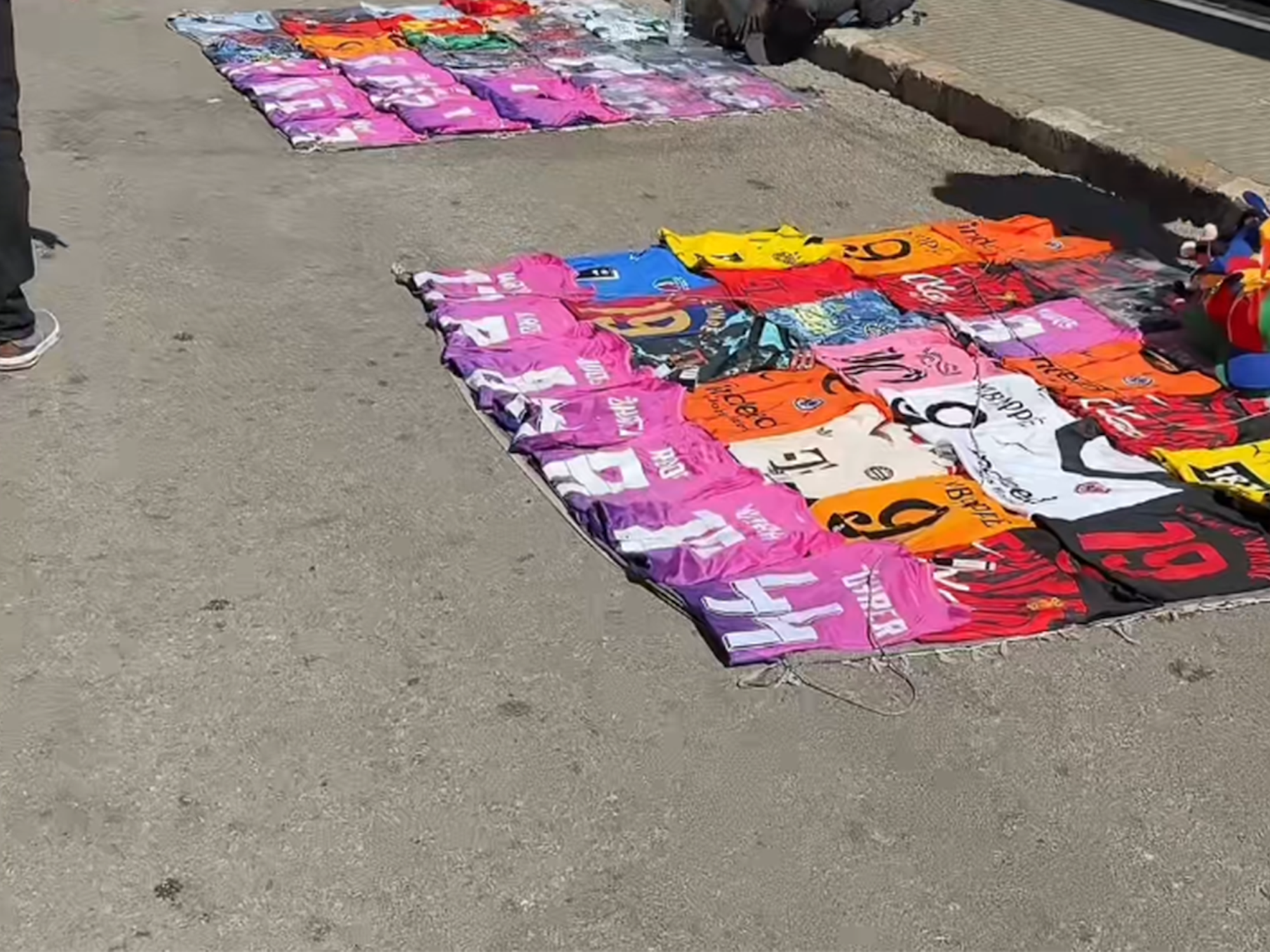 Blick auf einen Straßenverkauf von Trikots am Bierkönig: Auf Mallorca sorgen Nazi-Trikots aktuell für Wirbel.