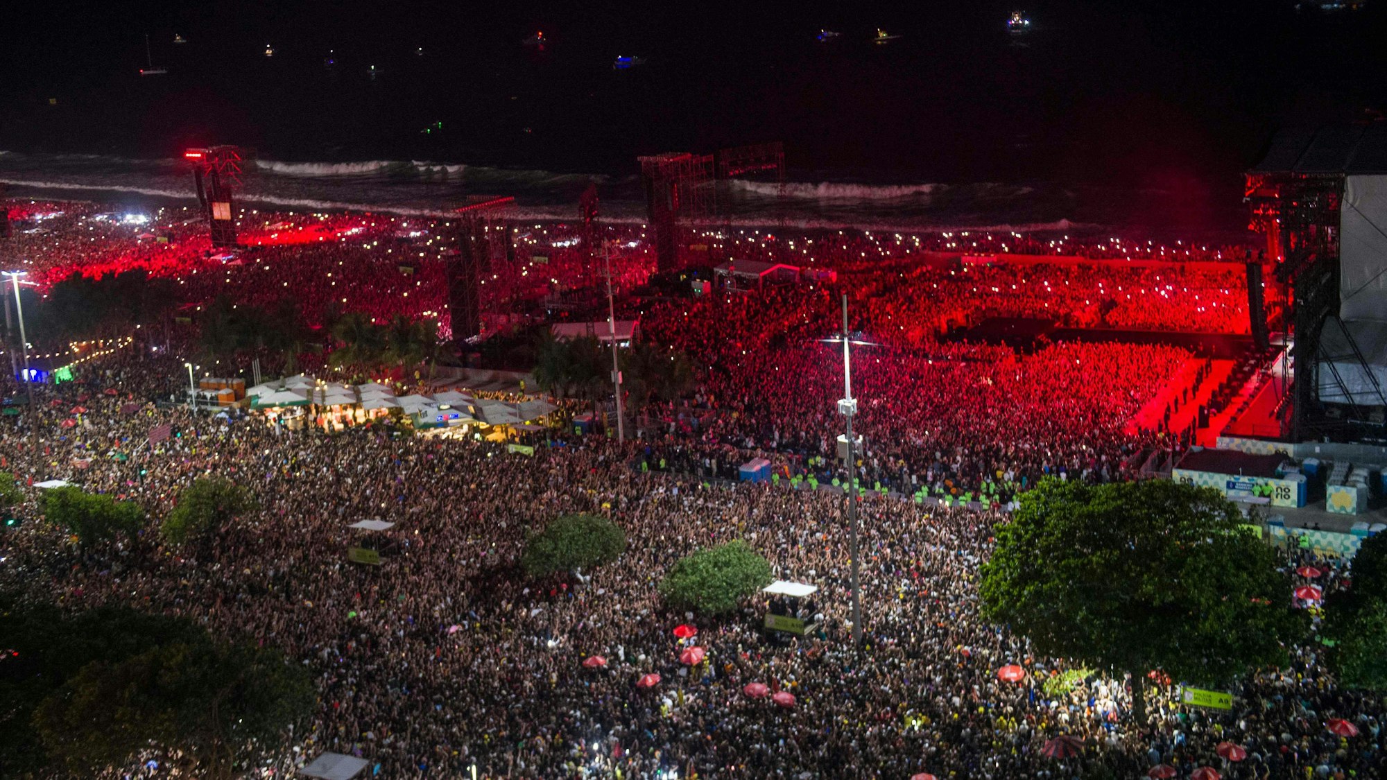 Was für eine Menschenmenge: Blick auf die Copacabana in Rio de Janeiro während des Auftritts von Lady Gaga.