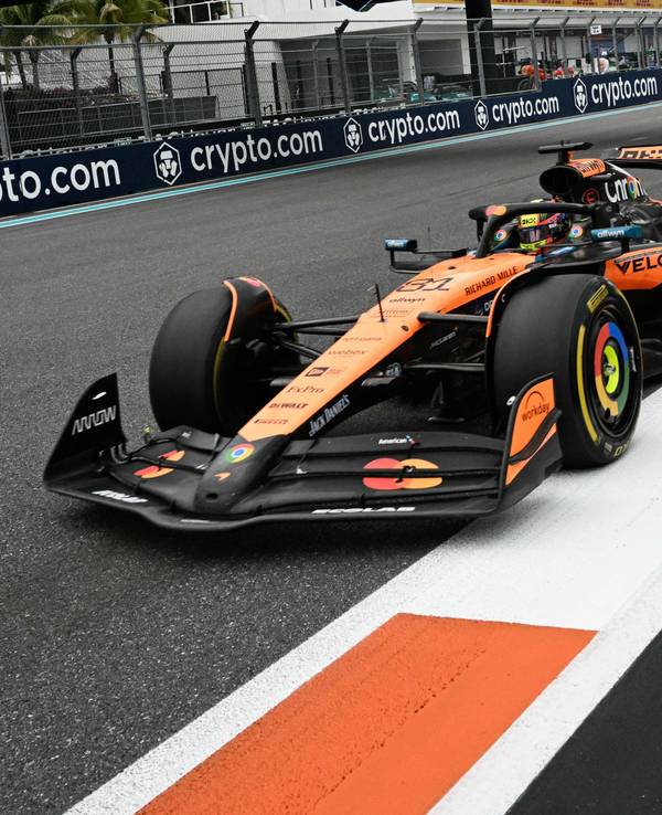 Der McLaren auf der Rennstrecke.