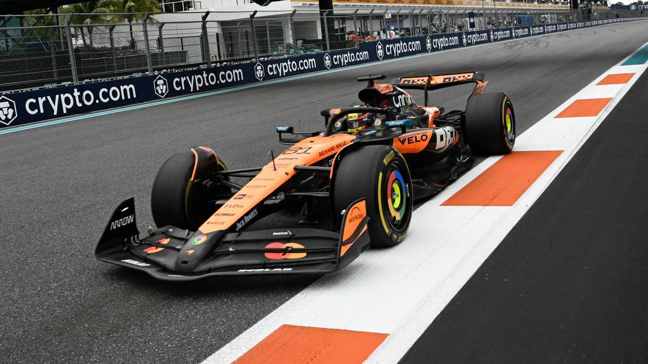 Der McLaren auf der Rennstrecke.