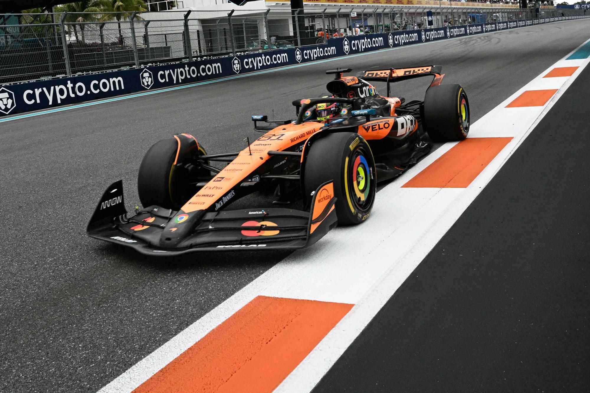 Der McLaren auf der Rennstrecke.