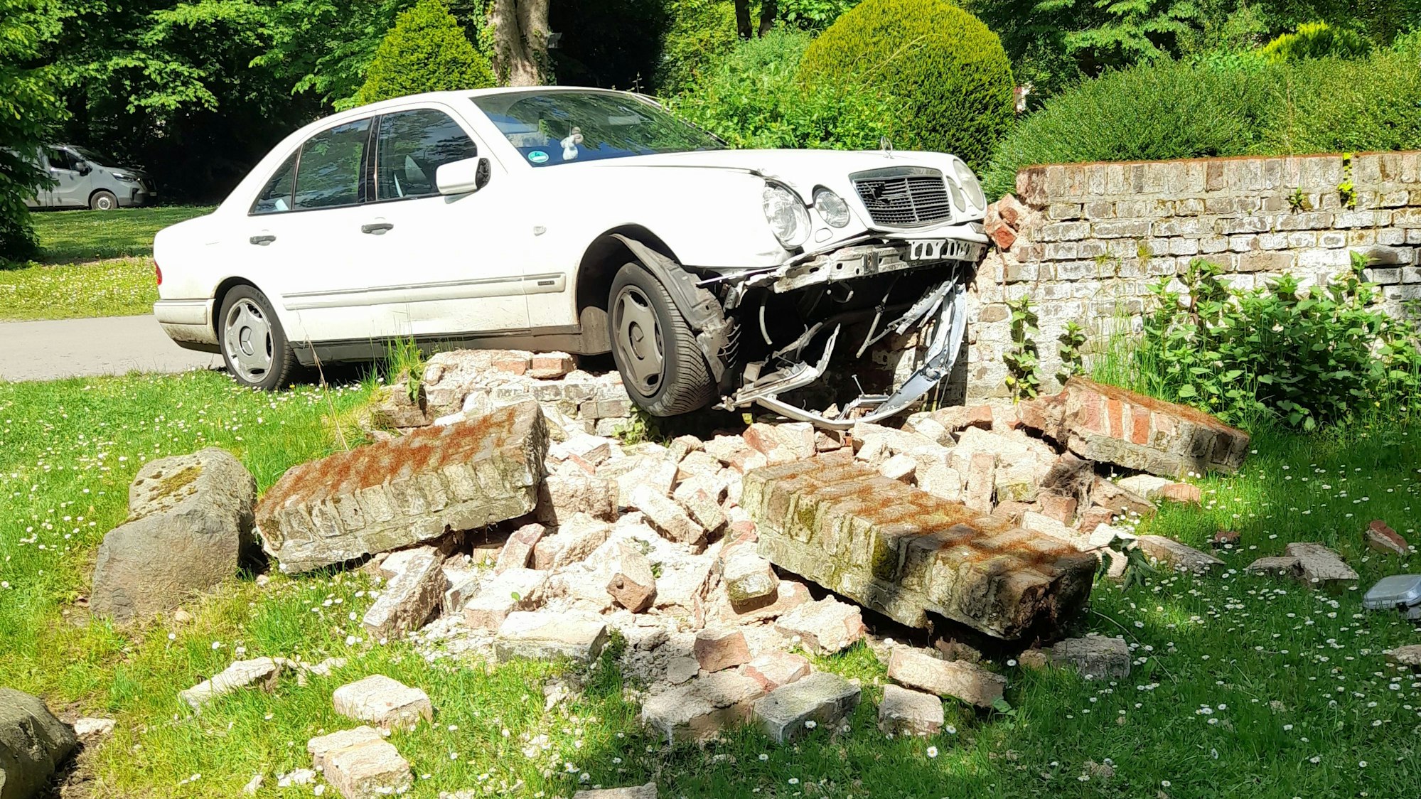Ein Mercedes ist in eine Mauer auf dem Melaten-Friedhof gekracht.