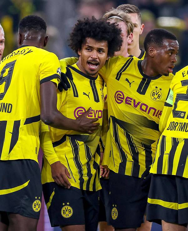 Die Profis von Borussia Dortmund jubeln gemeinsam.