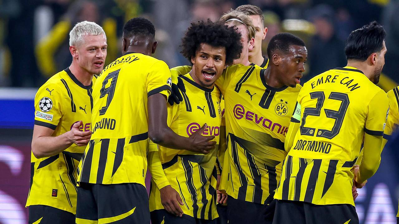 Die Profis von Borussia Dortmund jubeln gemeinsam.