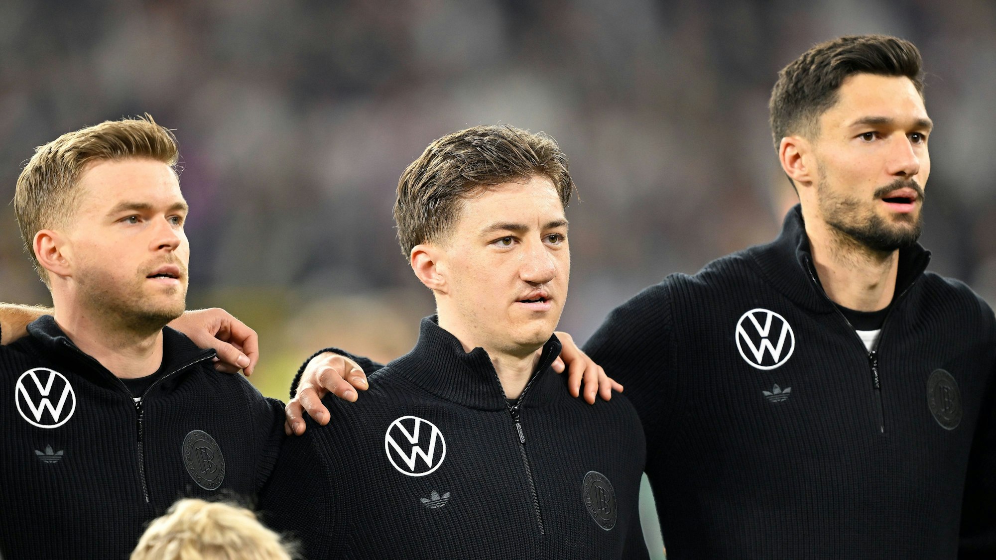 Maximilian Mittelstädt (l.), Angelo Stiller (M.) und Tim Kleindienst bei der Nationalhymne.