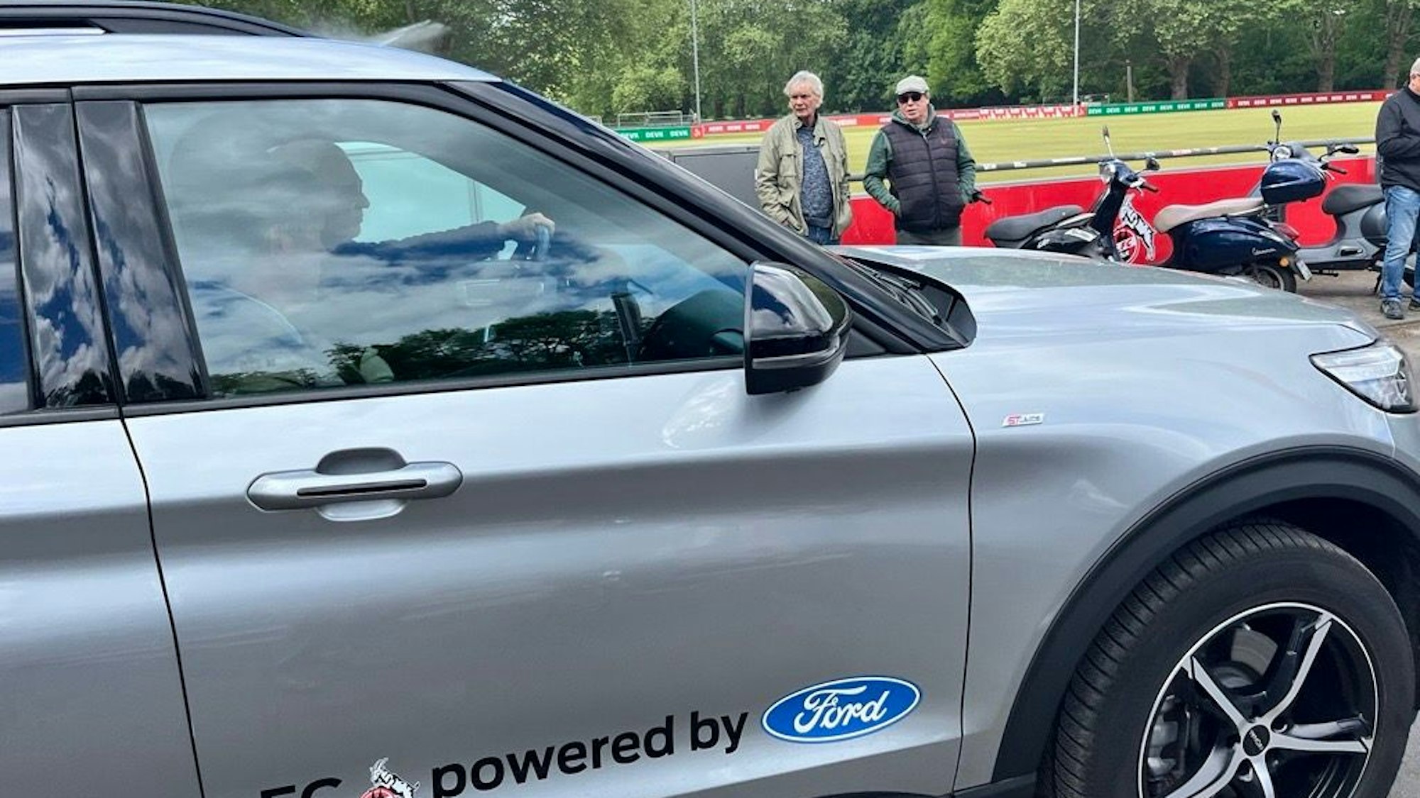 Friedhelm Funkel fährt am Geißbockheim vor.