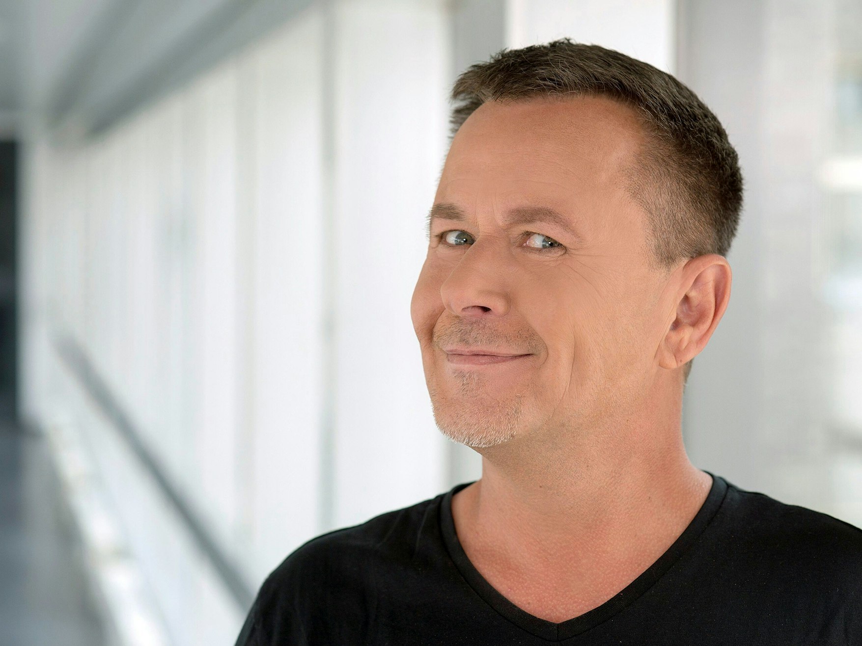 HANDOUT - Auf diesem von RBB zur Verfügung gestellten undatierten Bild lächelt Andreas Hahn, der die beliebte Reisesendung «Der Sonne entgegen» im RBB Fernsehen moderiert. Hahn starb im Alter von 59 Jahren in Berlin, wie der öffentlich-rechtliche Sender mitteilte. (zu dpa «Früherer RBB-Moderator Andreas Hahn gestorben») +++ dpa-Bildfunk +++