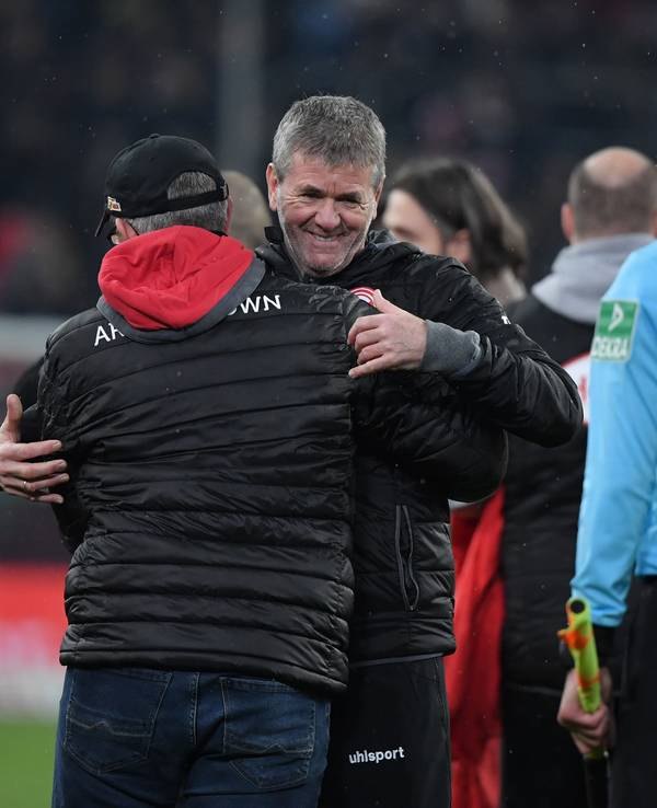 Urs Fischer (l.) und Friedhelm Funkel begrüßen sich.