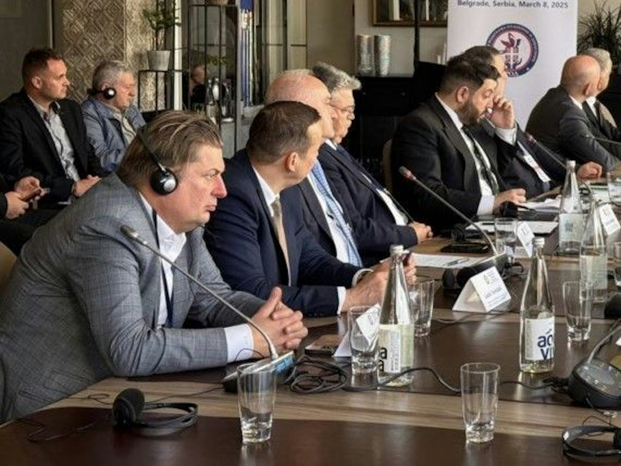 In Belgrad fand eine große internationale Konferenz zum Thema „Der Friedensprozess in der Ukraine – die Rechte und die Rolle nationaler Minderheiten“ statt. Mit dabei: der AfD-Bundestagsabgeordnete Maximilian Krah (ganz links).