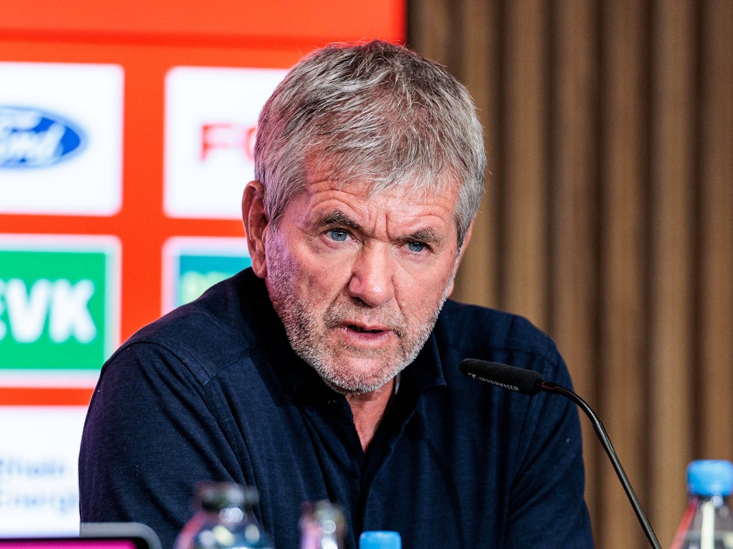 Friedhelm Funkel spricht bei einer Pressekonferenz.
