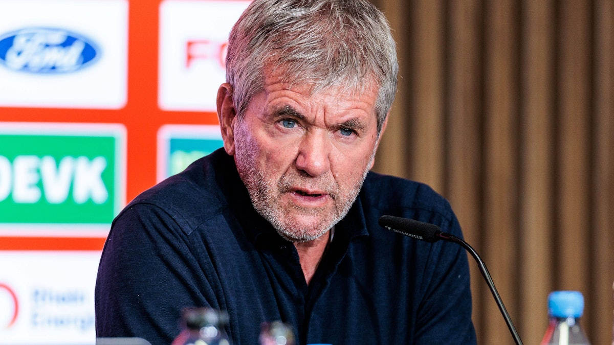 Friedhelm Funkel spricht bei einer Pressekonferenz.